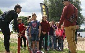 Uczniowie śremskich szk&oacute;ł młodymi surferami
