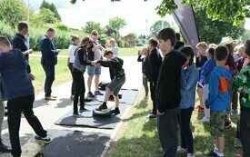 Uczniowie śremskich szk&oacute;ł młodymi surferami
