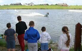 Uczniowie śremskich szk&oacute;ł młodymi surferami