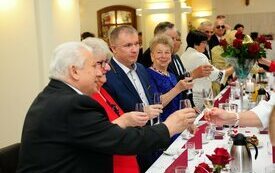 Burmistrz Śremu uhonorował małżeństwa medalami Za Długoletnie Pożycie Małżeńskie