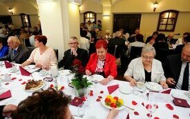 Burmistrz Śremu uhonorował małżeństwa medalami Za Długoletnie Pożycie Małżeńskie