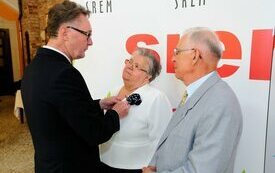 Burmistrz Śremu uhonorował małżeństwa medalami Za Długoletnie Pożycie Małżeńskie