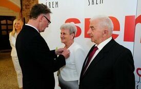 Burmistrz Śremu uhonorował małżeństwa medalami Za Długoletnie Pożycie Małżeńskie