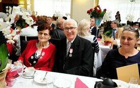 Burmistrz Śremu uhonorował małżeństwa medalami Za Długoletnie Pożycie Małżeńskie