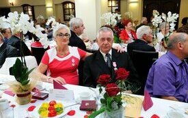Burmistrz Śremu uhonorował małżeństwa medalami Za Długoletnie Pożycie Małżeńskie