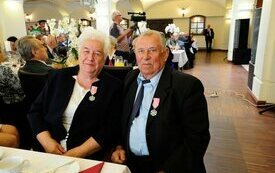 Burmistrz Śremu uhonorował małżeństwa medalami Za Długoletnie Pożycie Małżeńskie