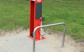 Nowe samoobsługowe stacje naprawy rower&oacute;w w Śremie