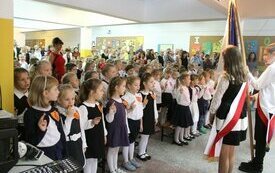 Ślubowanie uczni&oacute;w klas I SP6