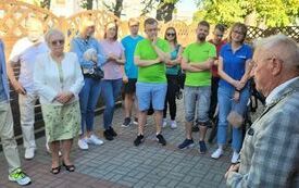 Zdjęcie z ceremonii otwarcia 20 Turnieju Kręglarski im. Andrzeja Ratajczaka grupa zawodnik&oacute;w z oficjelami otwierającymi zawody