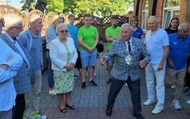 Zdjęcie z ceremonii otwarcia 20 Turnieju Kręglarski im. Andrzeja Ratajczaka grupa zawodnik&oacute;w z oficjelami otwierającymi zawody