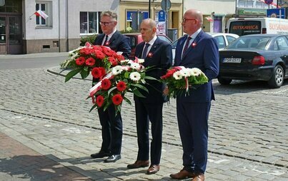 Zdjęcie do Złożenie kwiat&oacute;w pod pomnikiem gen. J&oacute;zefa Rufina Wybickiego