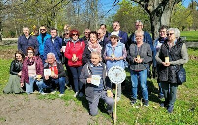 Zdjęcie do ​Seniorzy posiali łąkę kwietną 