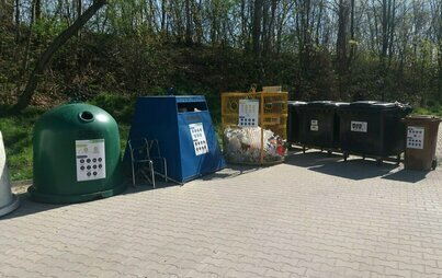 Zdjęcie do Jak segregować? Naklejki na pojemnikach na odpady