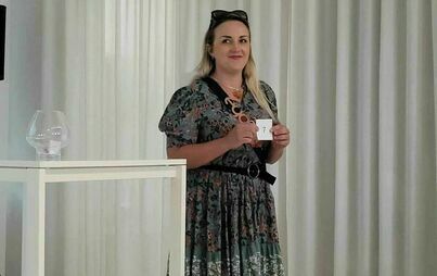 pani losująca numer projektu
