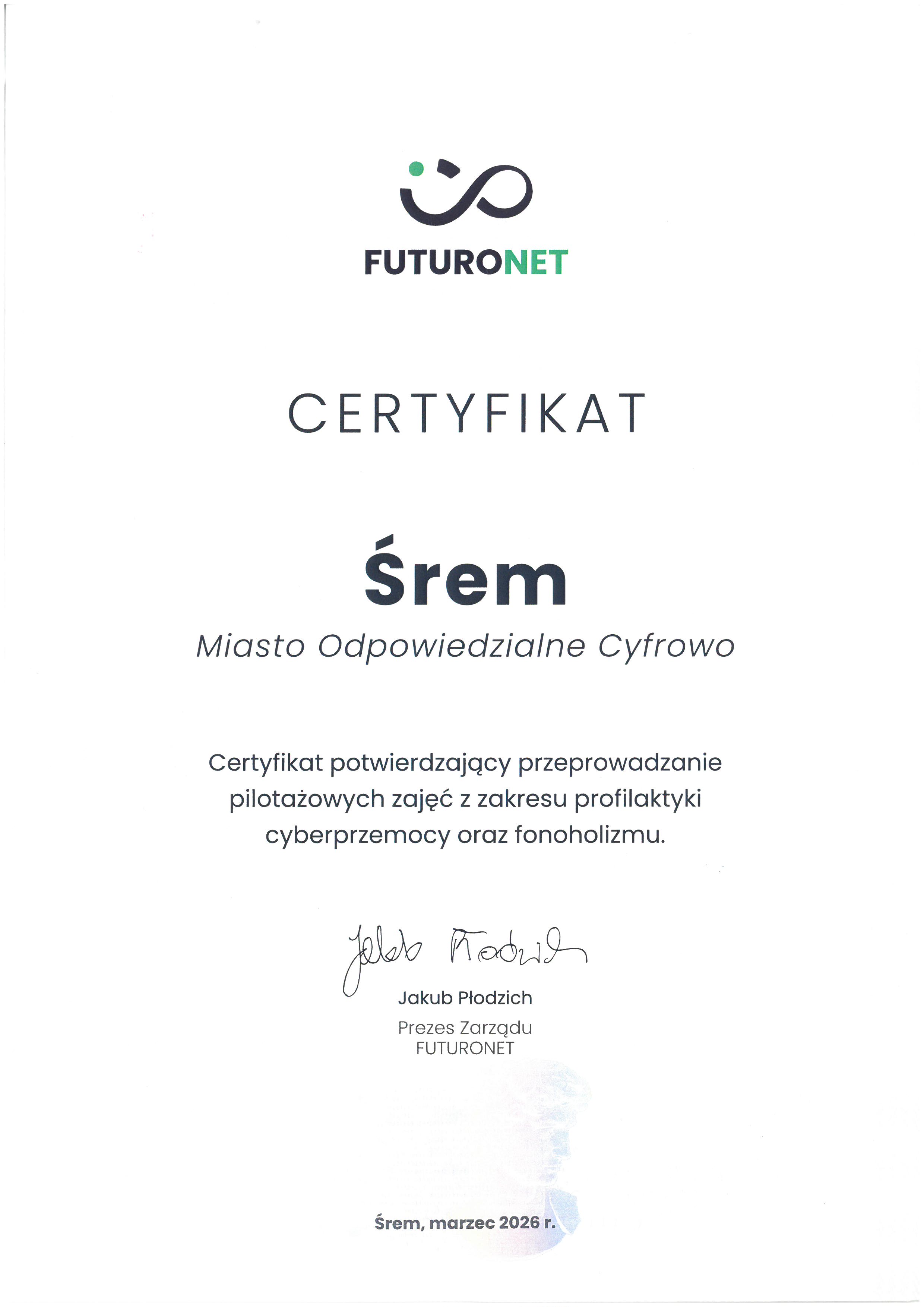 Certyfikat FuturoNet dla miasta Śrem z&nbsp;tytułem &bdquo;Miasto Odpowiedzialne Cyfrowo&rdquo;. Dokument potwierdza przeprowadzanie pilotażowych zajęć z&nbsp;zakresu profilaktyki cyberprzemocy oraz&nbsp;fonoholizmu. Podpis: Jakub Płodzich, Prezes Zarządu FUTURONET. Data i&nbsp;miejsce: Śrem, marzec 2026 r.