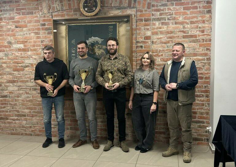 Zdjęcie przedstawia laureat&oacute;w turnieju strzelckiego z&nbsp;pucharami