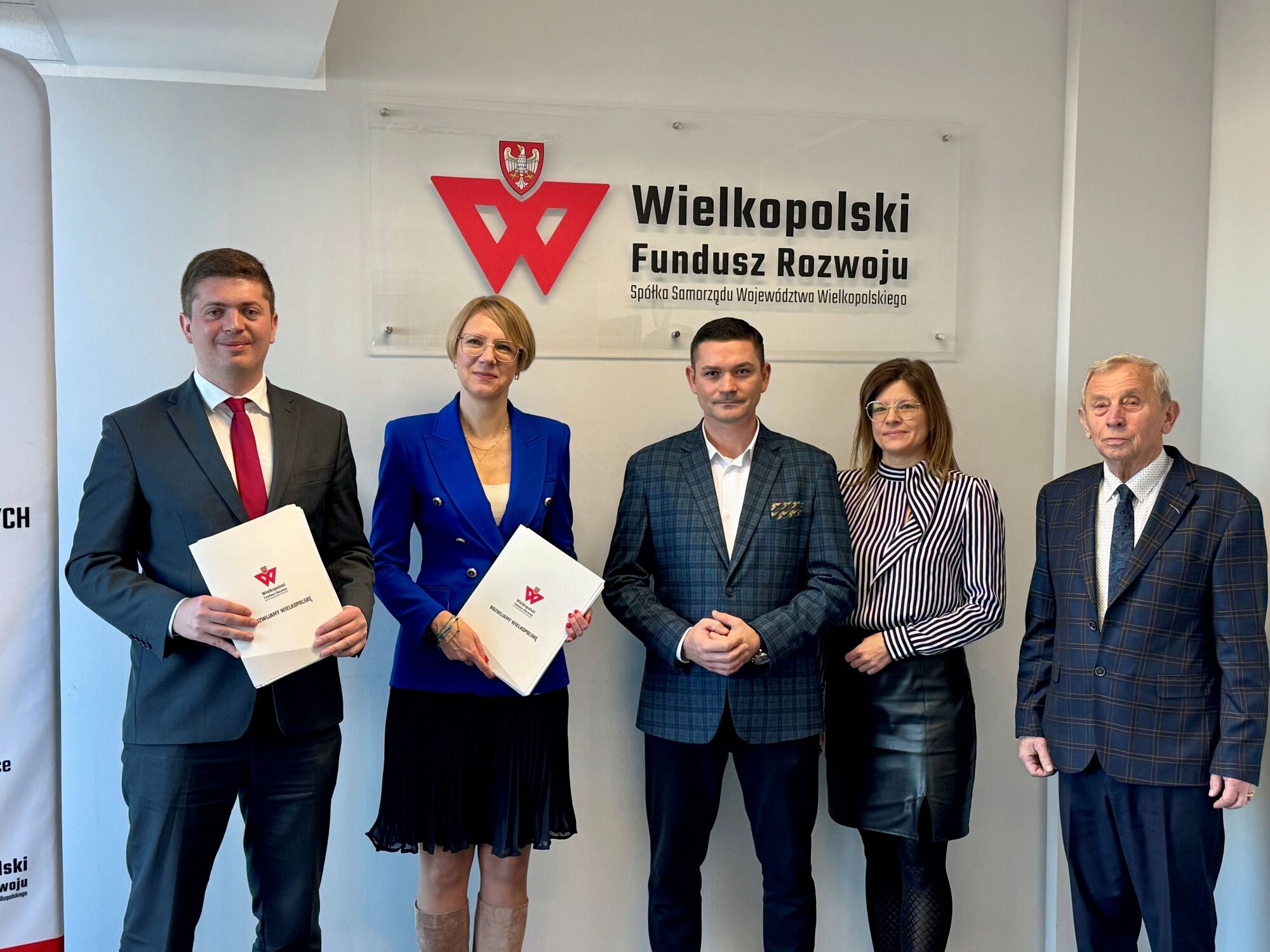 Zdjęcie grupowe z&nbsp;podpiasania umowy
