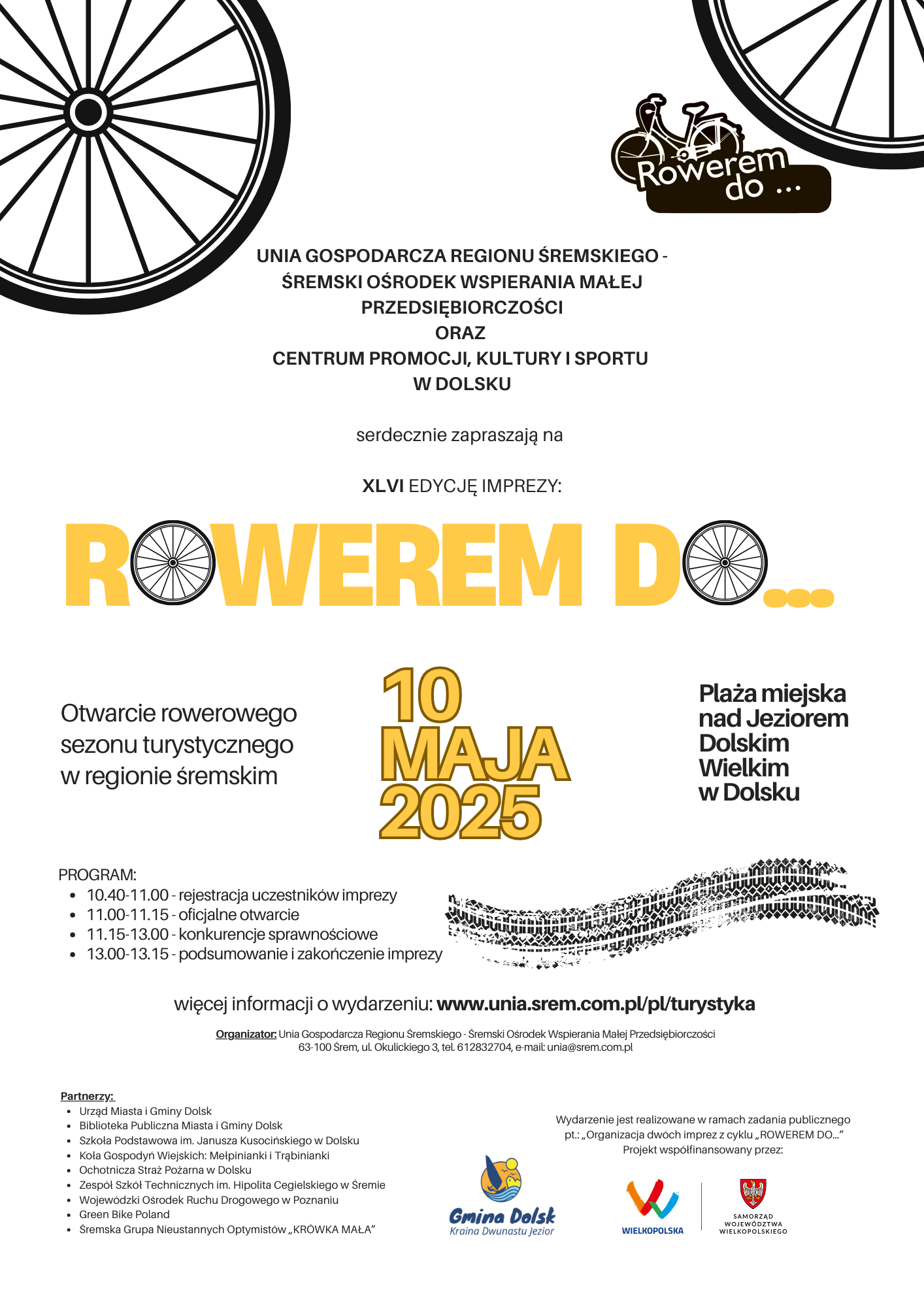 Plakat ma białe tło i jest utrzymany w rowerowej stylistyce. W rogach górnej części znajdują się fragmenty dużych, czarnych kół rowerowych. W prawym górnym rogu widnieje grafika z postacią na rowerze i napisem „Rowerem do…”. Poniżej umieszczono nazwę organizatorów: Unię Gospodarczą Regionu Śremskiego, Śremski Ośrodek Wspierania Małej Przedsiębiorczości oraz Centrum Promocji, Kultury i Sportu w Dolsku, którzy zapraszają na XLVI edycję imprezy. Główny tytuł wydarzenia „ROWEREM DO…” zapisany jest dużą, żółtą czcionką, a litera „O” została zastąpiona kołem rowerowym. Pod tytułem znajduje się żółta, pogrubiona data: „10 MAJA 2025”. Po bokach umieszczono informacje: po lewej o otwarciu sezonu rowerowego w regionie śremskim, po prawej o miejscu wydarzenia – plaży miejskiej nad Jeziorem Dolskim Wielkim w Dolsku. Niżej znajduje się program imprezy z wyszczególnionymi godzinami rejestracji, otwarcia, konkurencji sprawnościowych i zakończenia. Na dole plakatu widnieją dane kontaktowe organizatora oraz adres strony internetowej. Umieszczono również logotypy partnerów, w tym Urzędu Miasta i Gminy Dolsk, Biblioteki Publicznej, lokalnych szkół i instytucji, Gminy Dolsk oraz Województwa Wielkopolskiego, które współfinansuje projekt.