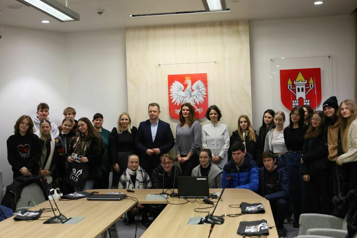 Zdjęcie przedstawia grupę licealist&oacute;w z&nbsp;partnerskiego Rožnova pod Radhostem gościli w&nbsp;Śremie