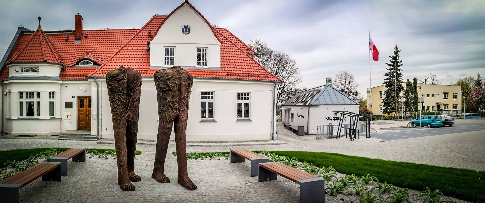 abaki-przed-muzeum.jpg