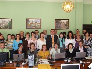 powiększ
